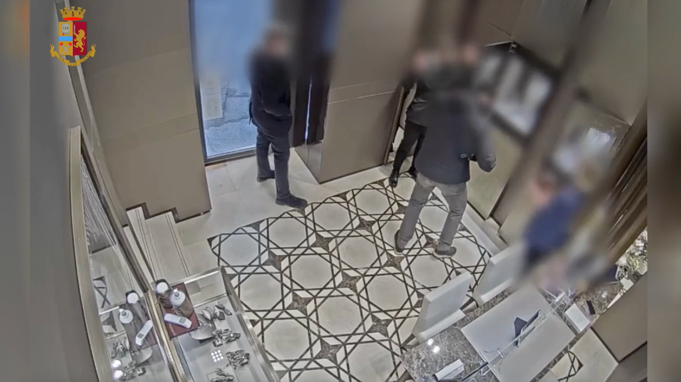 Milano: Polizia arresta tre uomini per rapine in gioiellerie del centro