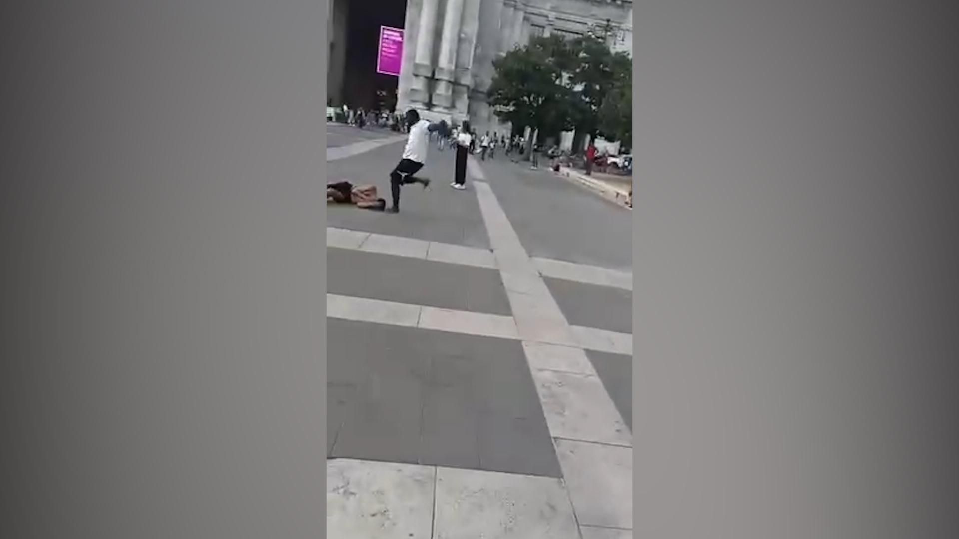 Rissa fra nordafricani davanti alla Stazione Centrale di Milano