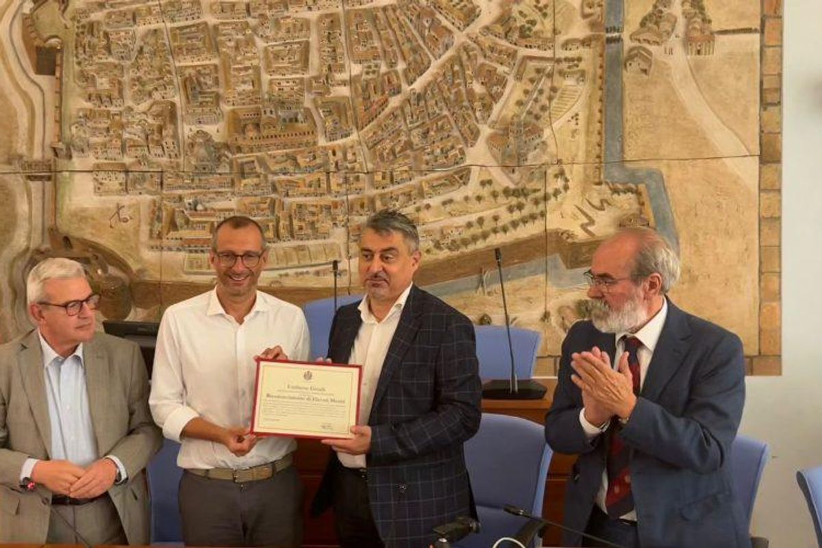 Premio al dottore che schifa i no vax