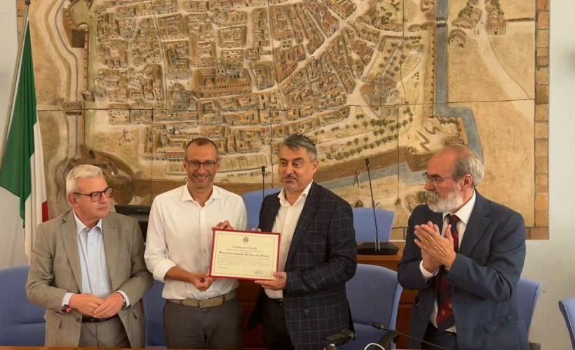 Premio al dottore che schifa i no vax