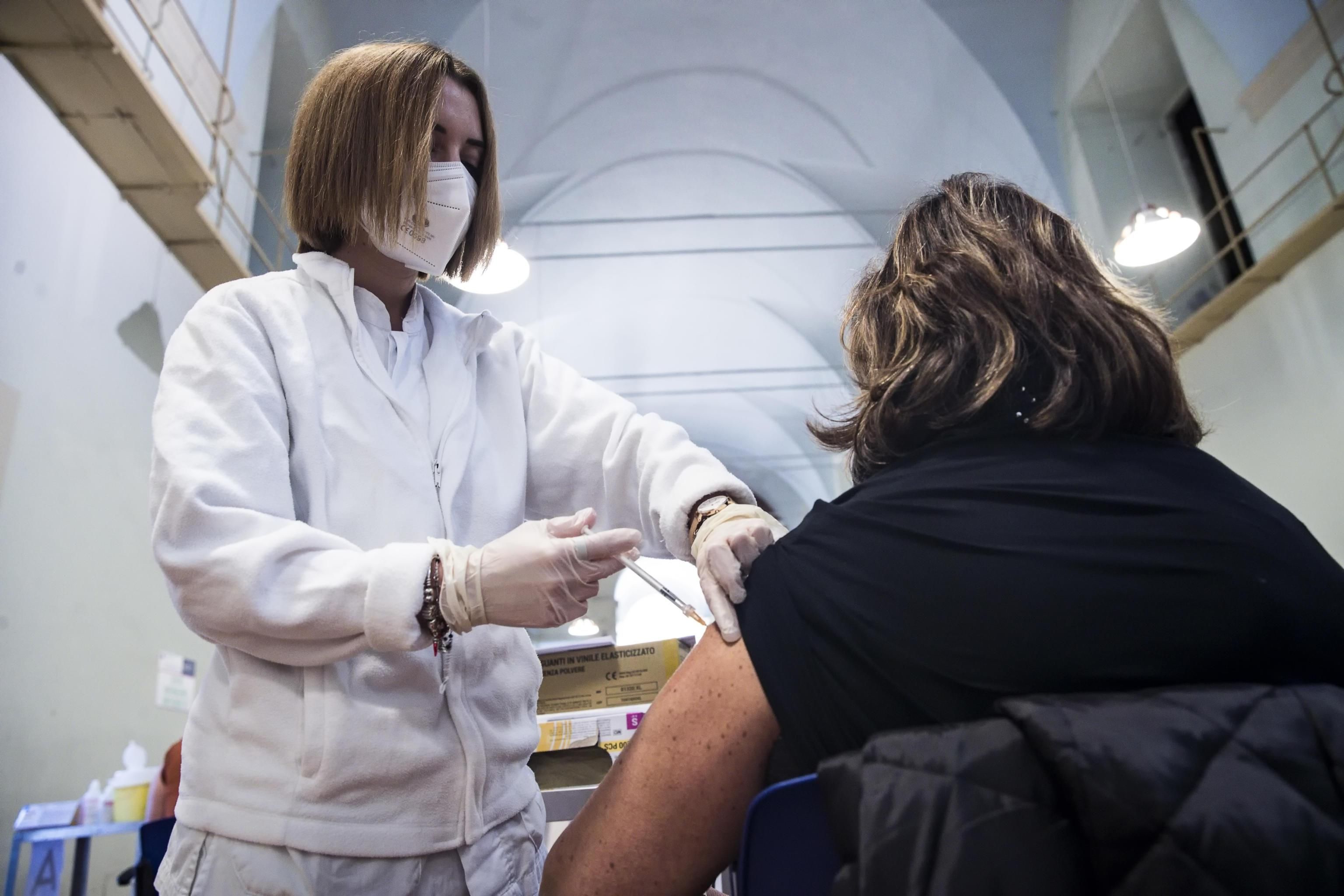 Tre dosi e il contagio proteggono al 94%. Ma è corsa a rifilarci i vaccini aggiornati