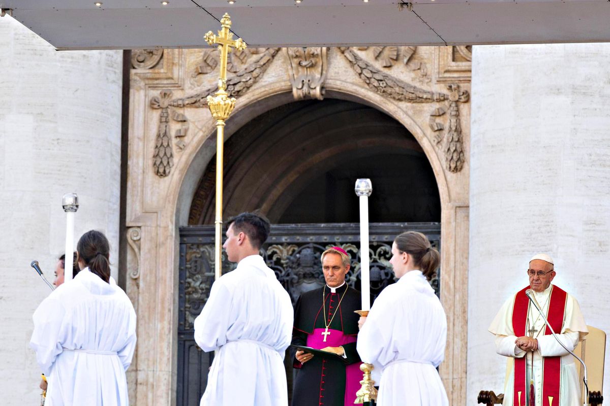 Finisce l’era dei chierichetti del Papa, ma lo scandalo resta senza colpevoli