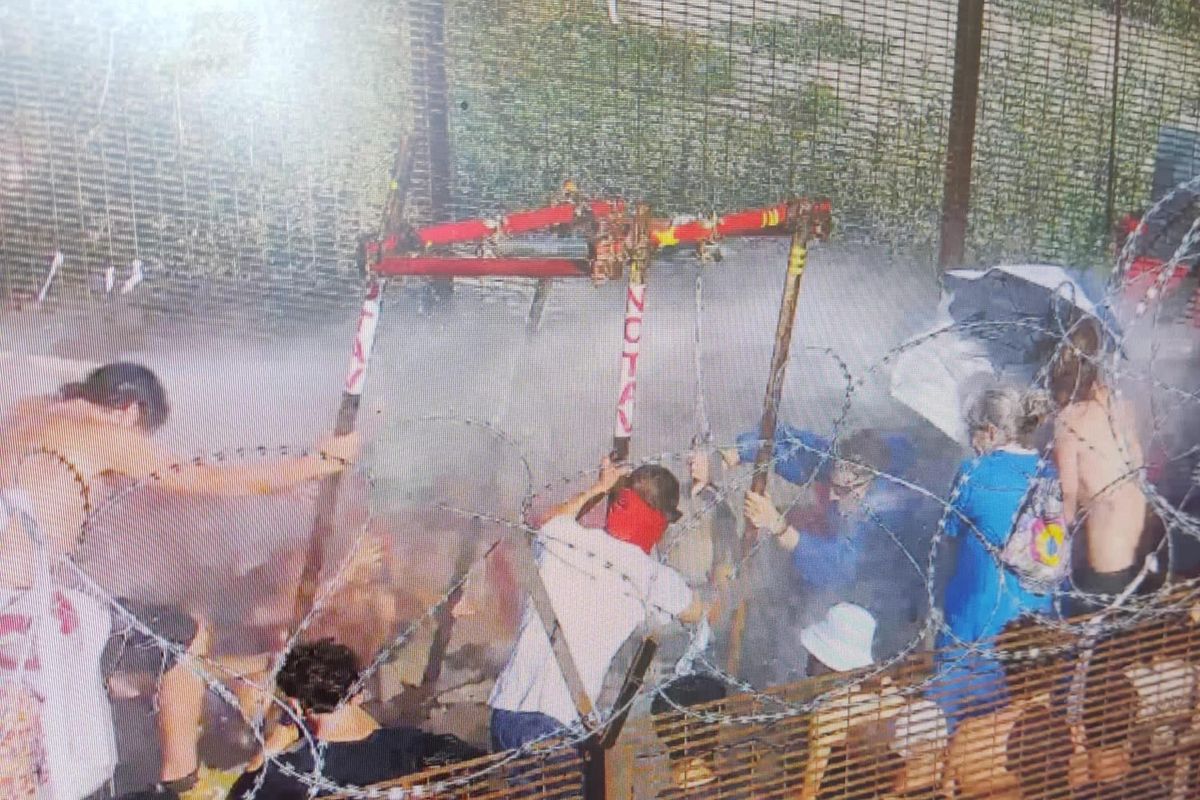 No Tav scatenati: 14 agenti feriti. Vanno all’assalto anche i bambini