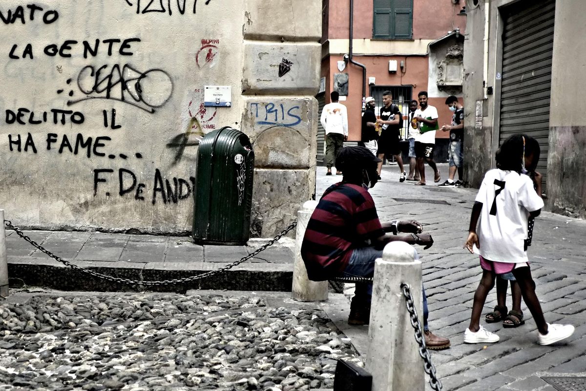 Orda di minori stranieri a Genova. Lady Speranza contro la Lamorgese