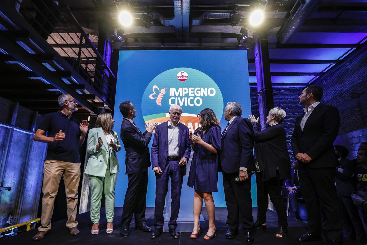 Giggino si applaude da solo. Allo show del partitino più candidati che pubblico