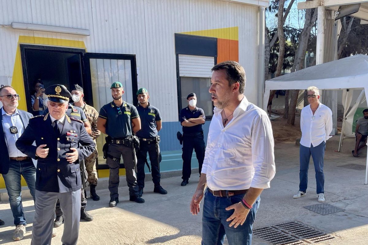 Sbarcano altri 822 migranti nel giorno in cui Salvini va nel carnaio di Lampedusa