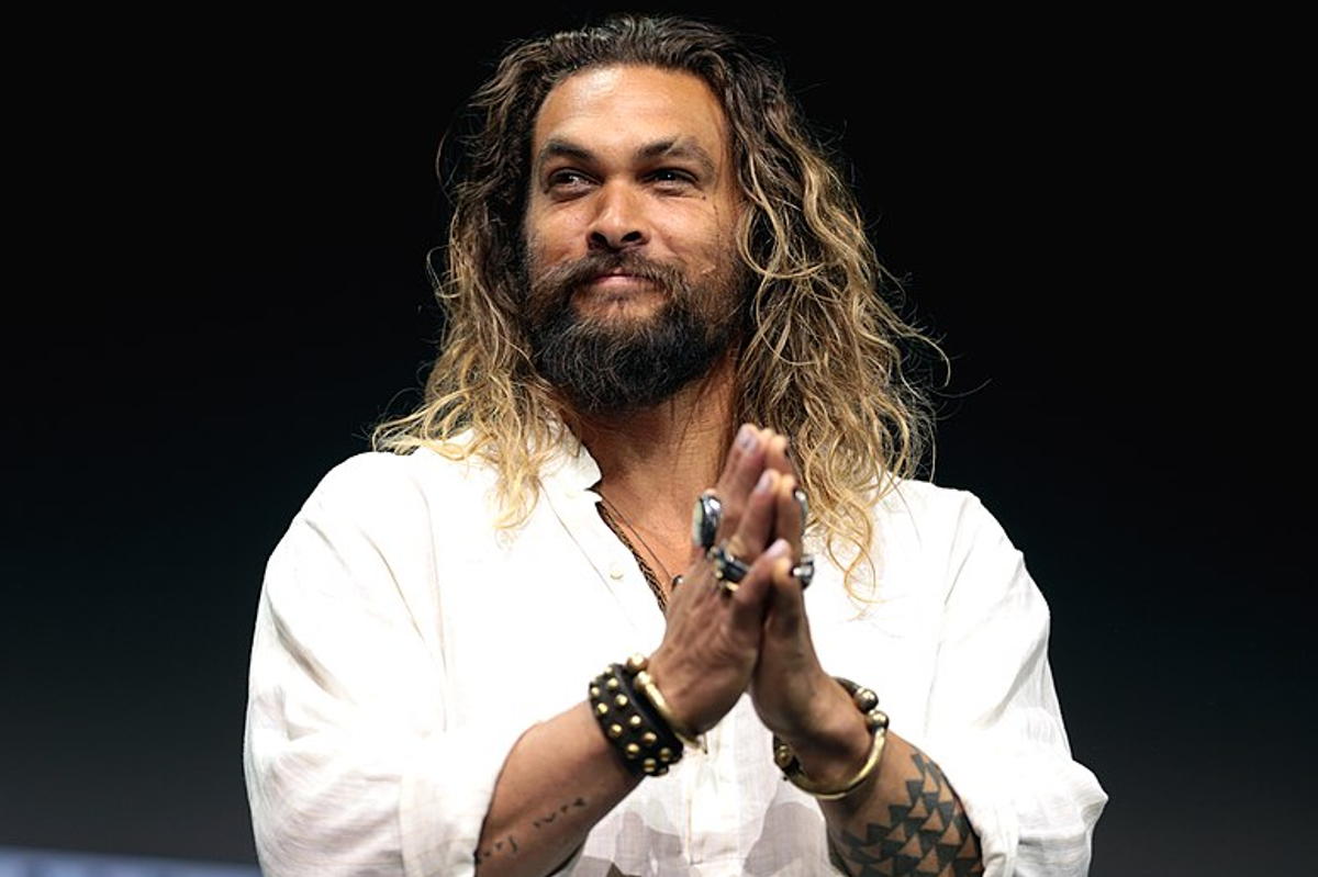 Jason Momoa poses as a flight attendant - Upworthy