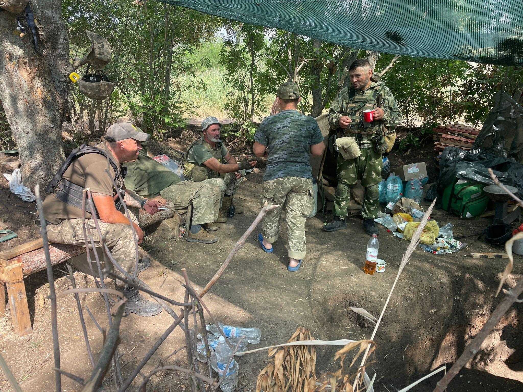 Ucraina, le immagini dal fronte: la vita in trincea