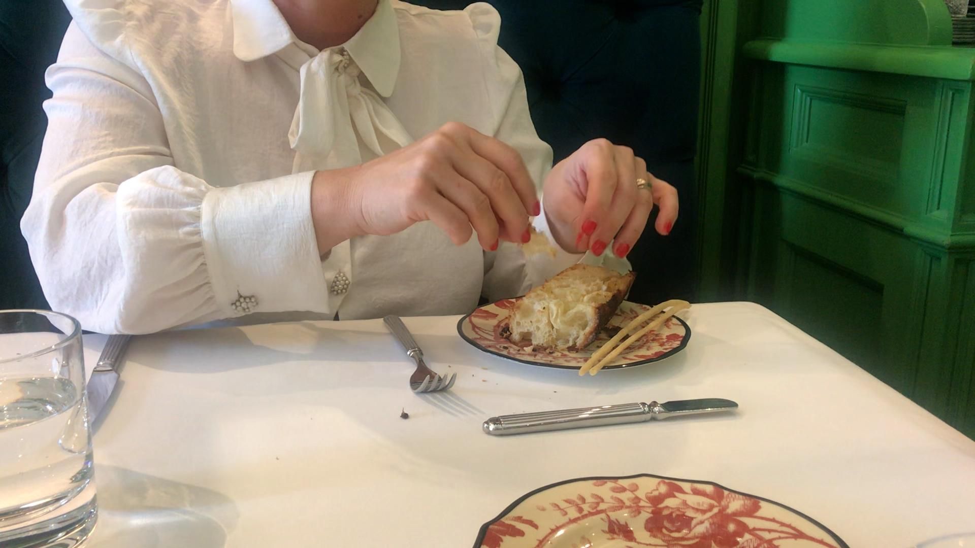 Le pillole di galateo di Petra e Carlo: mangiare i grissini