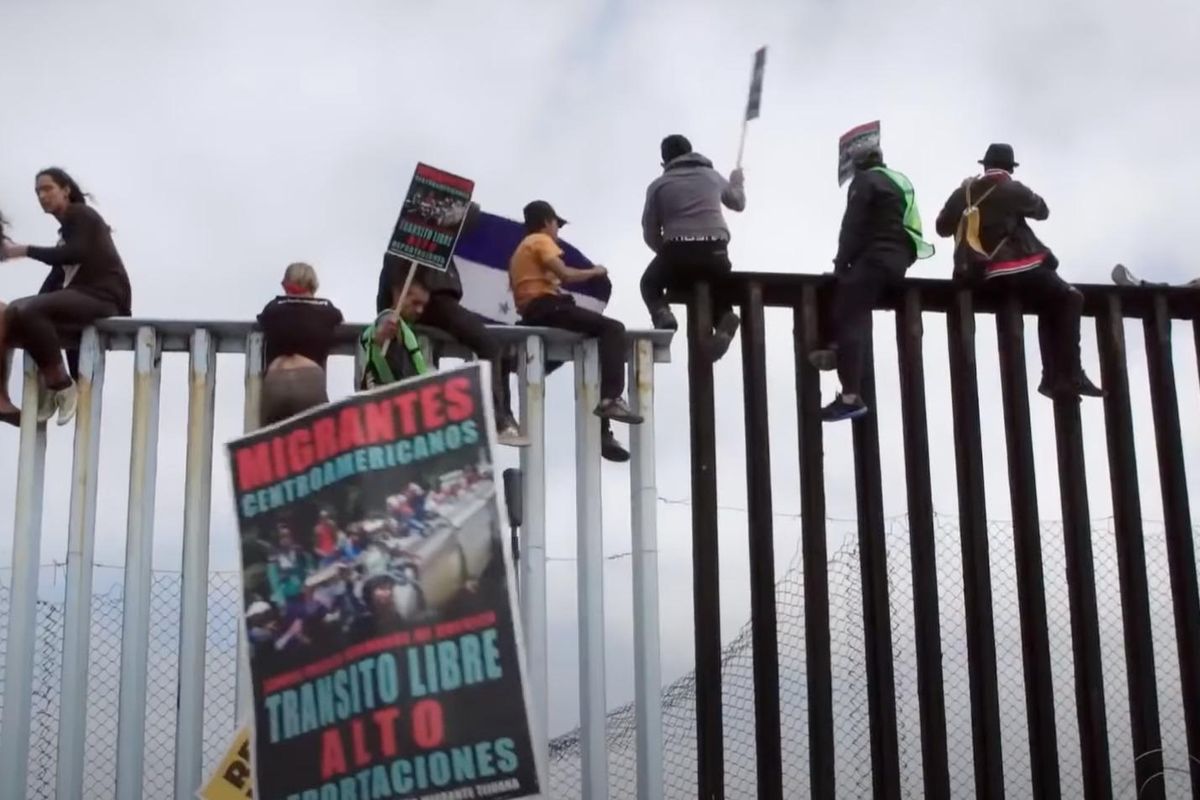 migrants border fence