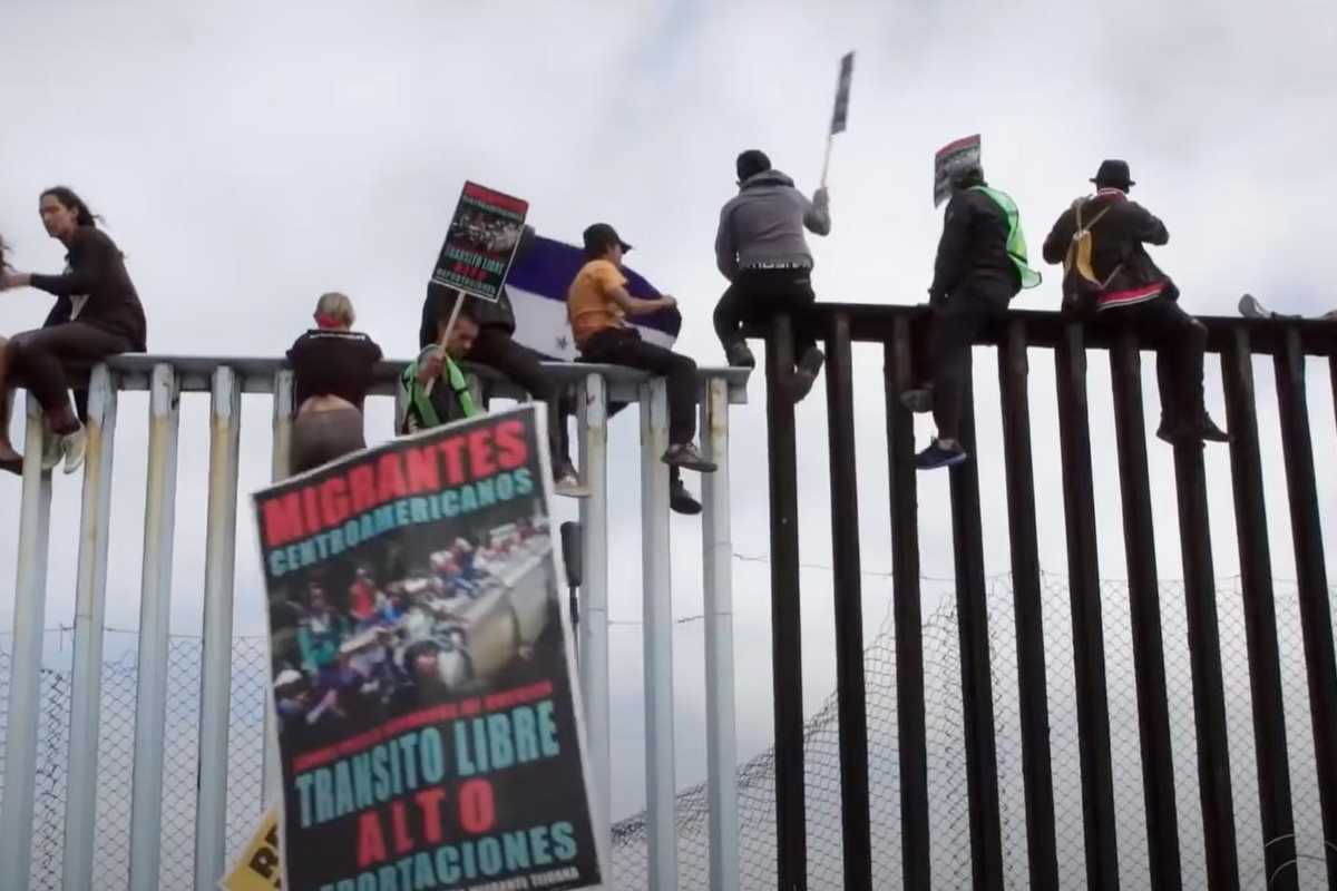 migrants border fence