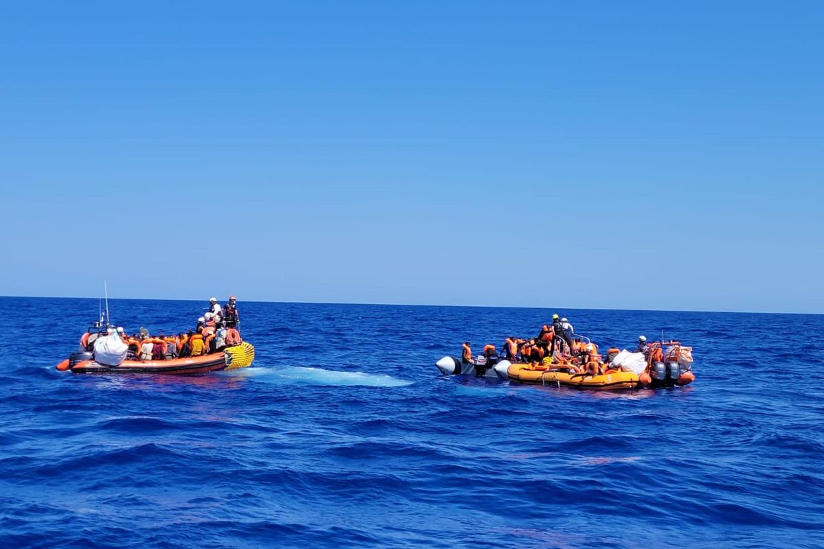 Accuse ad Atene: respinge i barconi. In Italia ecco altri 300 clandestini