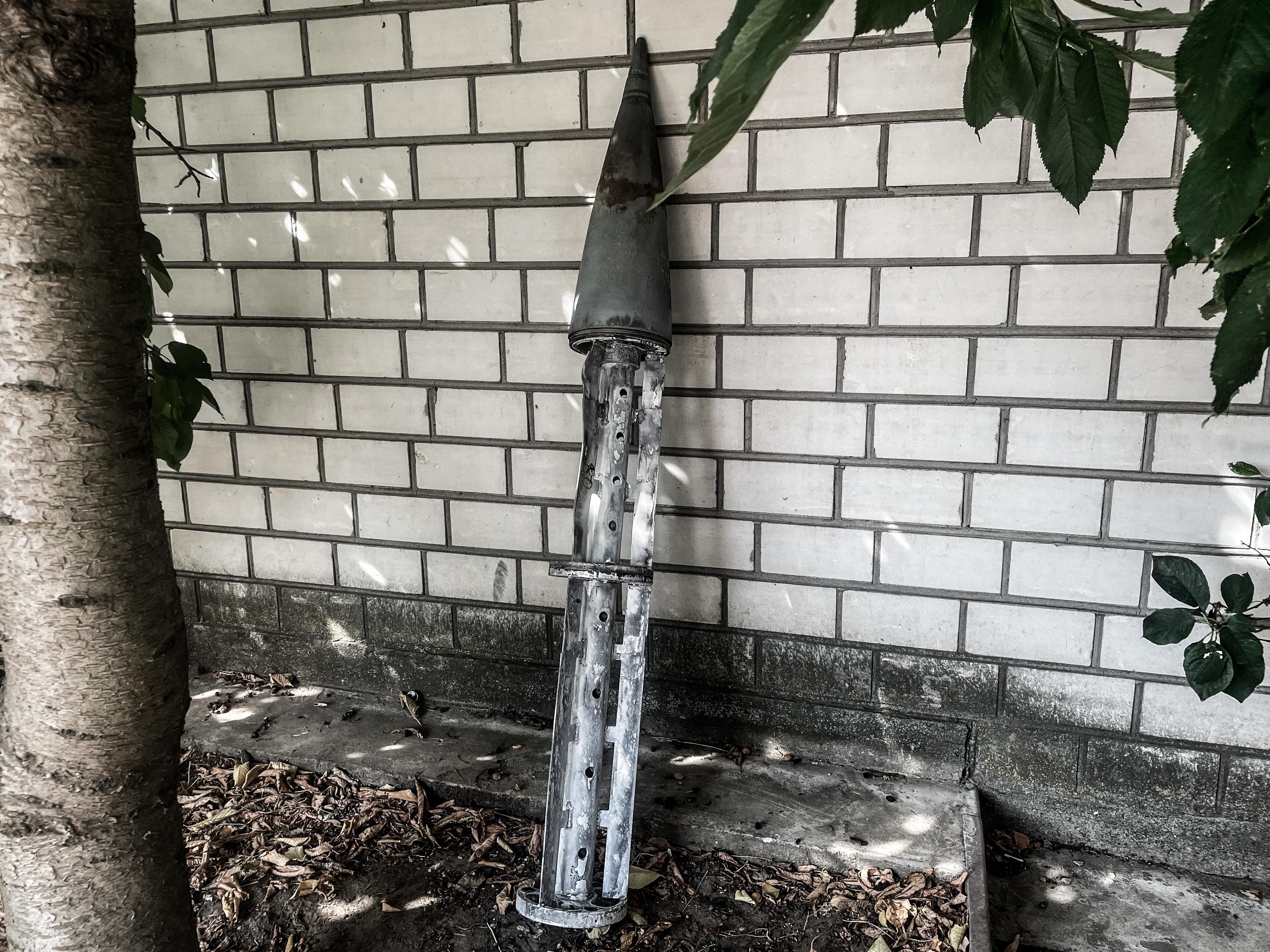 Bombe a grappolo sulla base medica. Si vive con lo sguardo sempre all’insù