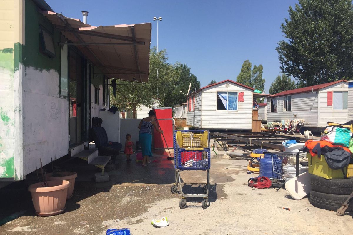 La Lamorgese fa stare tranquilli solo i rom. La polizia non può più entrare nei campi