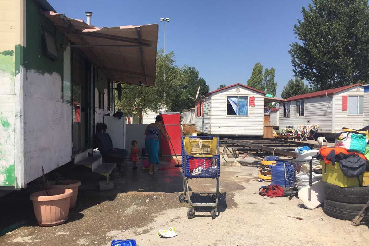 La Lamorgese fa stare tranquilli solo i rom. La polizia non può più entrare nei campi