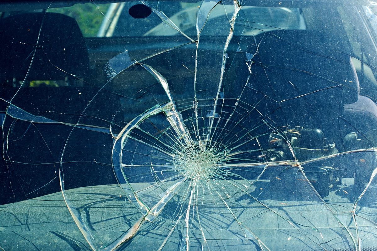 Egiziano irregolare ferma un treno e tira sassi alle vetture in autostrada