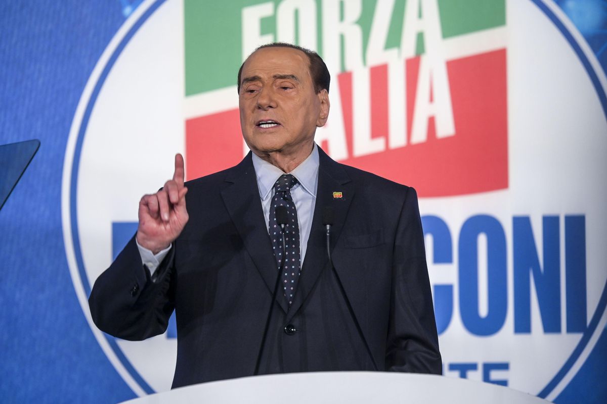 Il Cav: «Se passa il presidenzialismo, via Mattarella». E si scatena la rissa