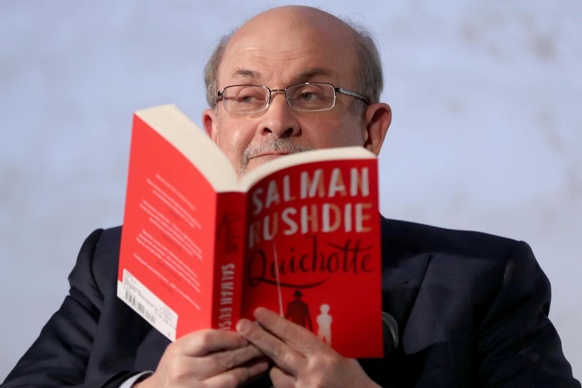 La fatwa non perdona. Rushdie accoltellato da un attentatore: «Voleva sgozzarlo»