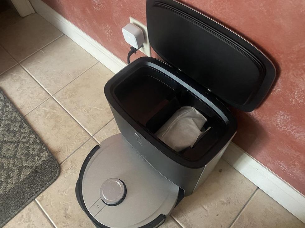 Top of Ecovacs Deebot X1 Plus emptying station with 3.2L bag