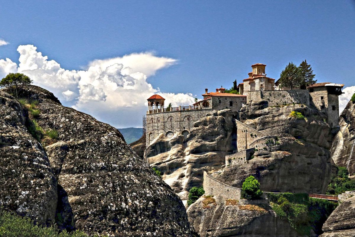 Nell’era dei media di regime i fatti diventano un’opinione. La verità è solo una Meteora