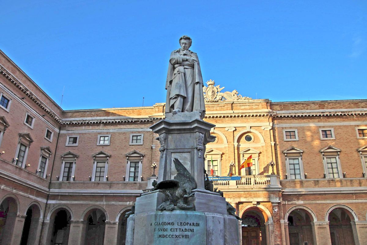 Recanati non ha ancora finito di farsi beffe del povero Leopardi