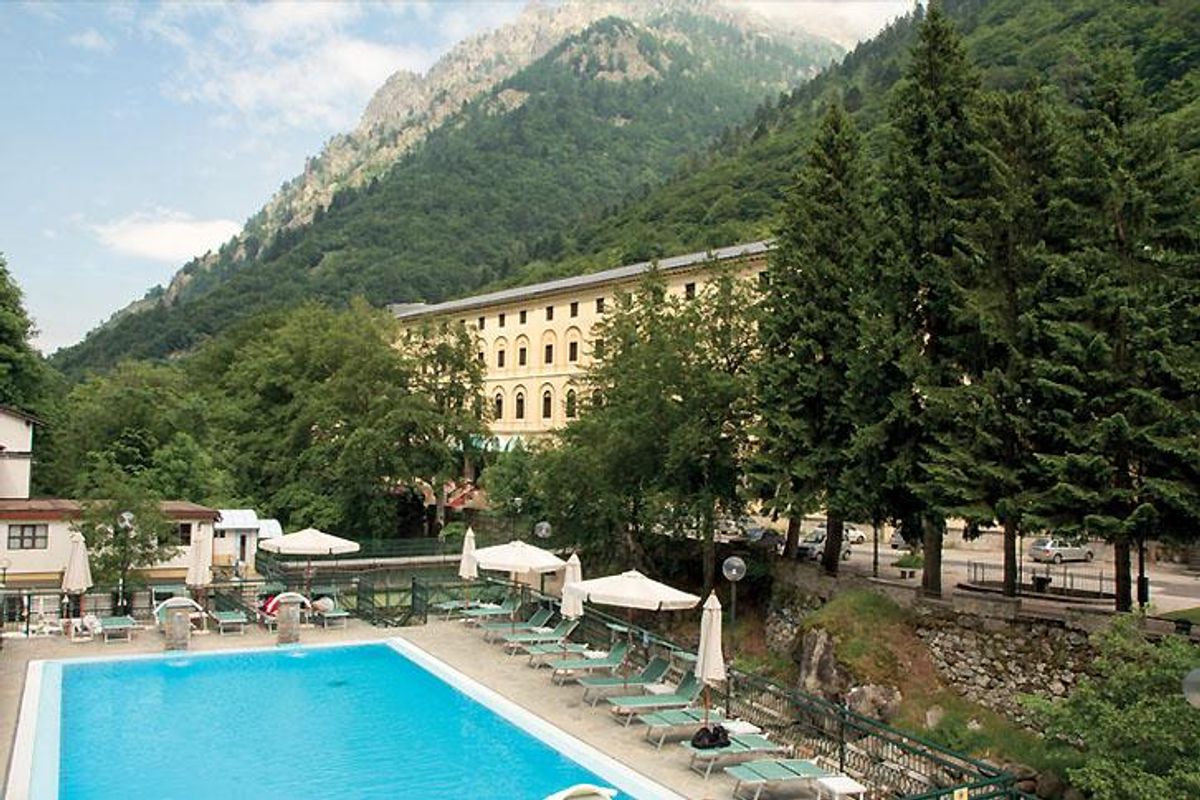 Il rigoglioso bosco che fa compagnia a chi si riposa alle Terme di Valdieri