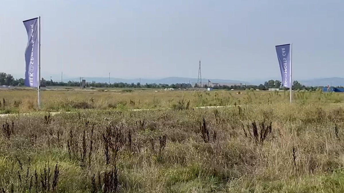 Sterpaglie e fabbricati dismessi nel deserto. Ecco la Ferrari cinese
