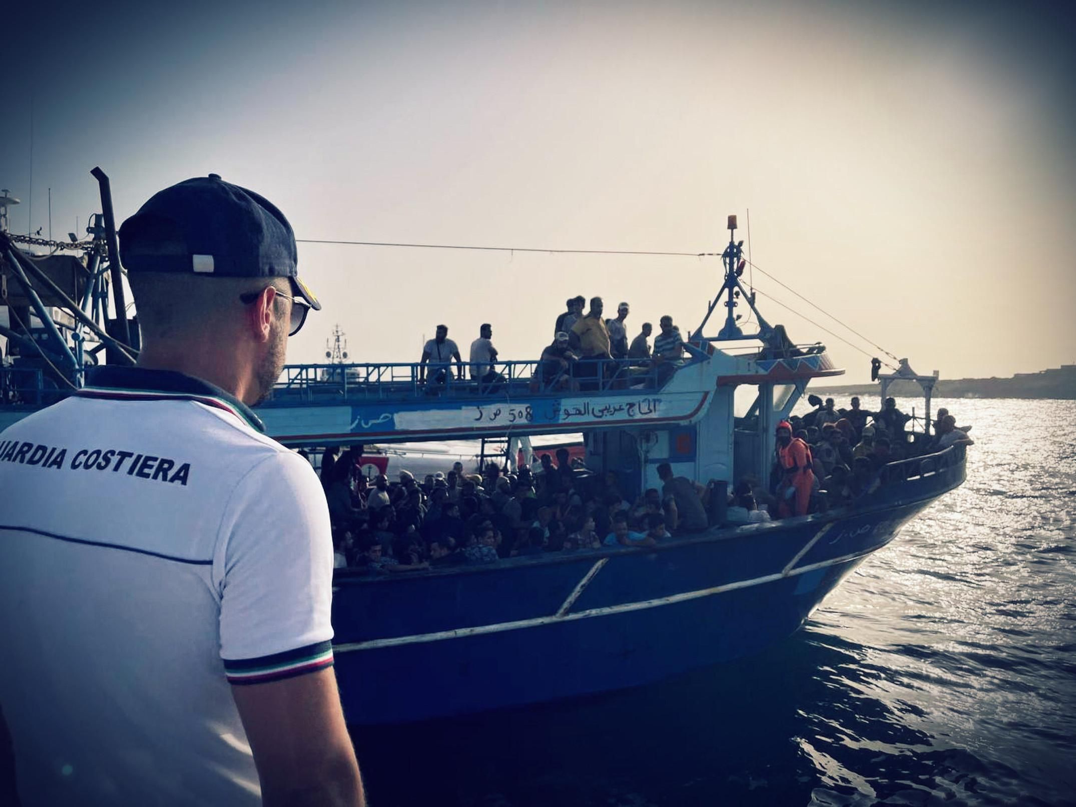 Ieri altri 1.300 clandestini. E ci sono così tanti buchi che tornano anche gli espulsi