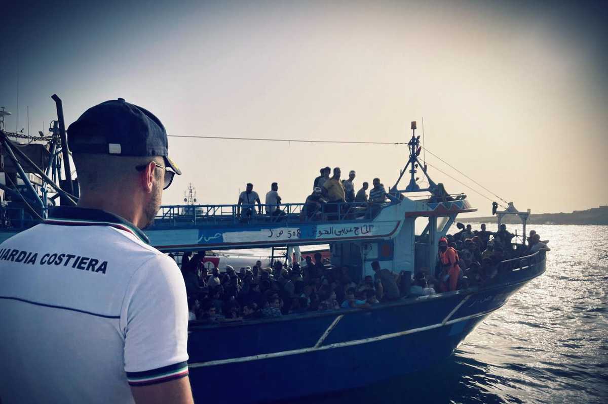 Ieri altri 1.300 clandestini. E ci sono così tanti buchi che tornano anche gli espulsi