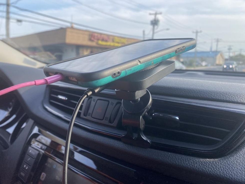 a photo of smartphone on HaloLock Car Charger