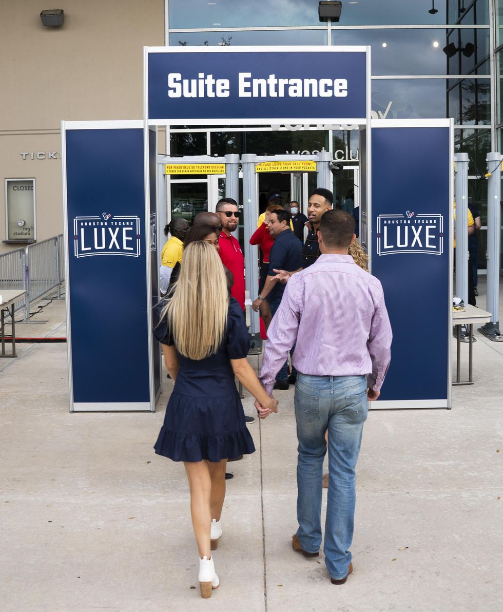 Couple walking to VIP entrance at Luxe suites