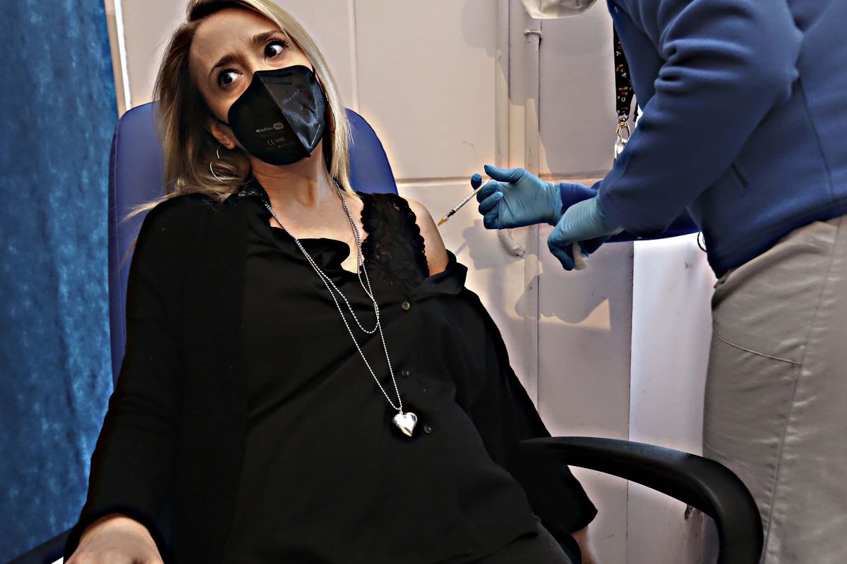 «Crollano le nascite in 18 Paesi europei. È l’effetto vaccino?»