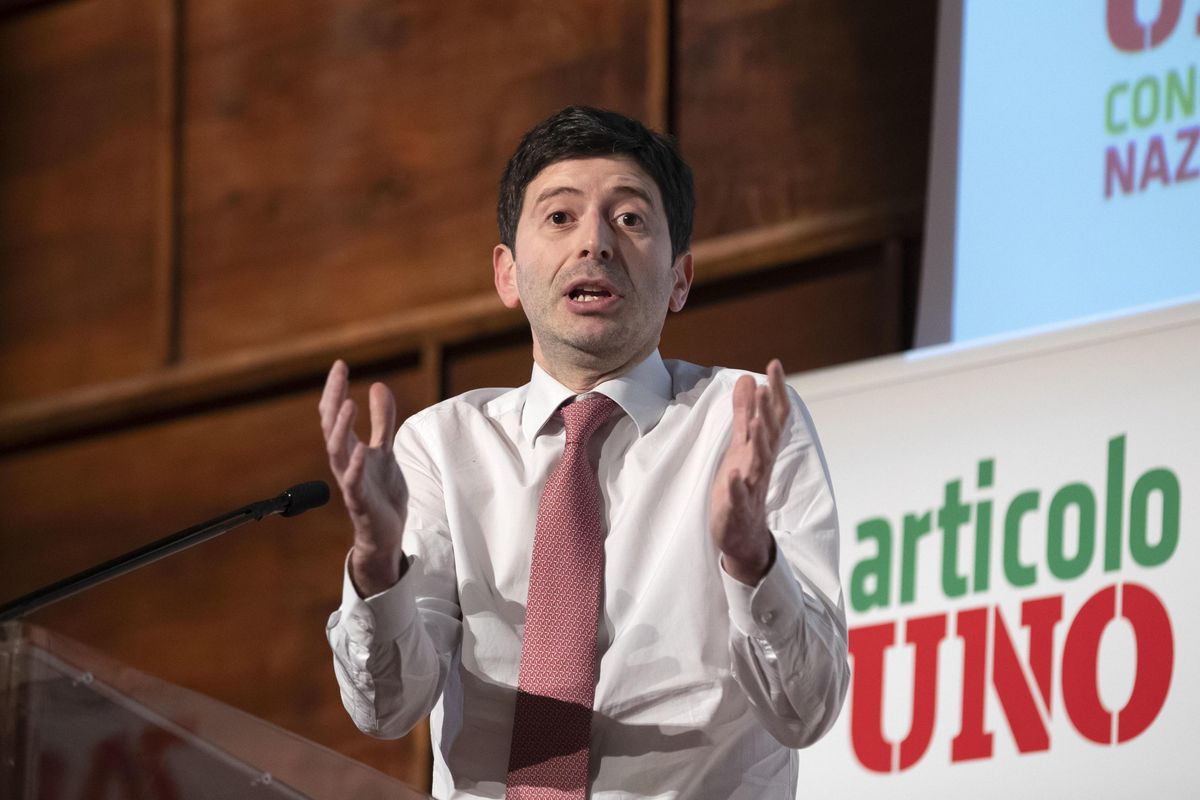 Le purghe di Speranza sui sanitari: italiani sospesi, stranieri assunti