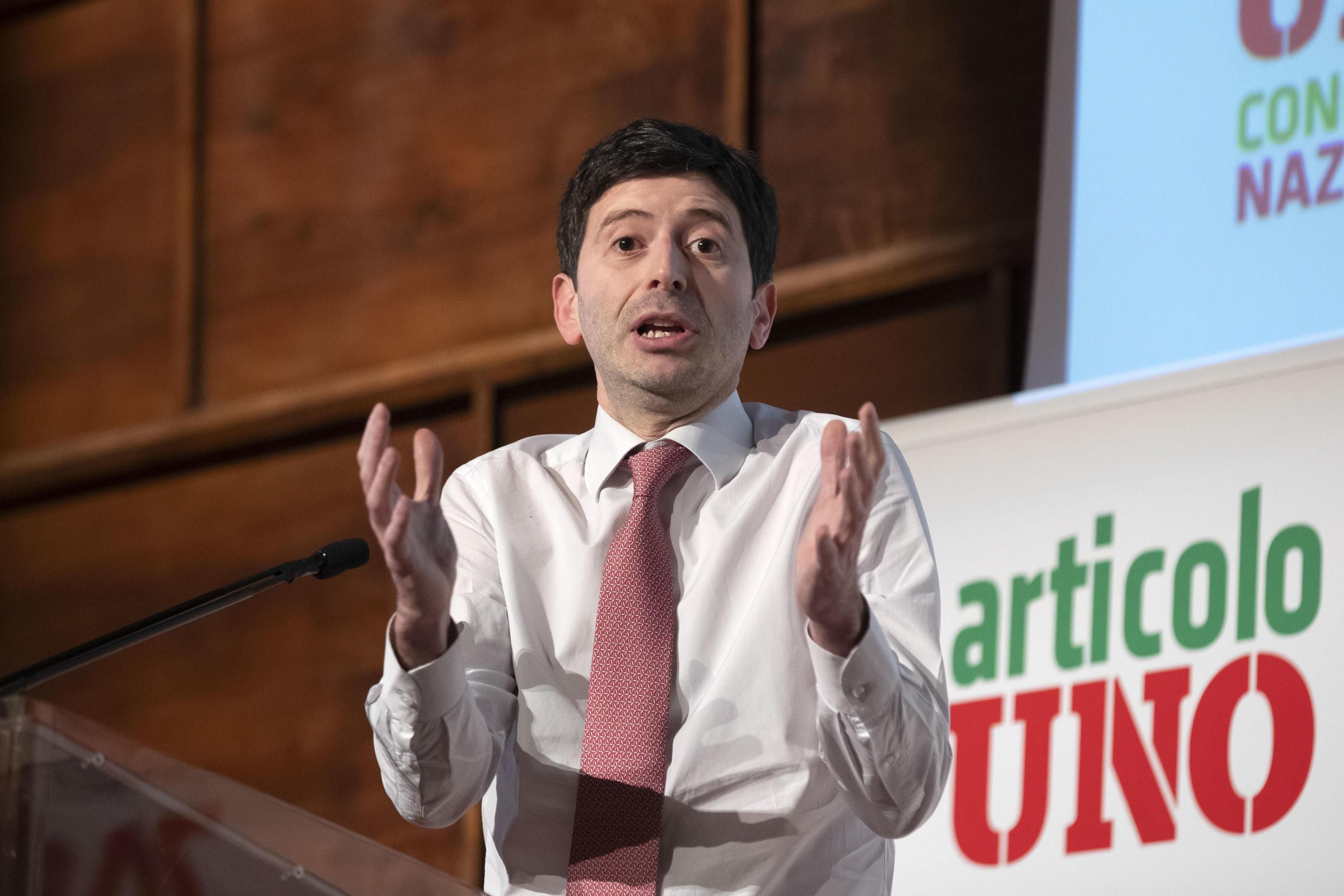 Le purghe di Speranza sui sanitari: italiani sospesi, stranieri assunti