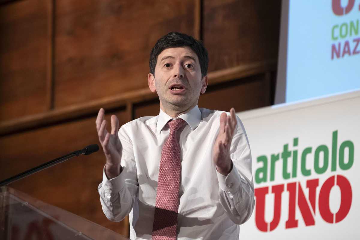Le purghe di Speranza sui sanitari: italiani sospesi, stranieri assunti