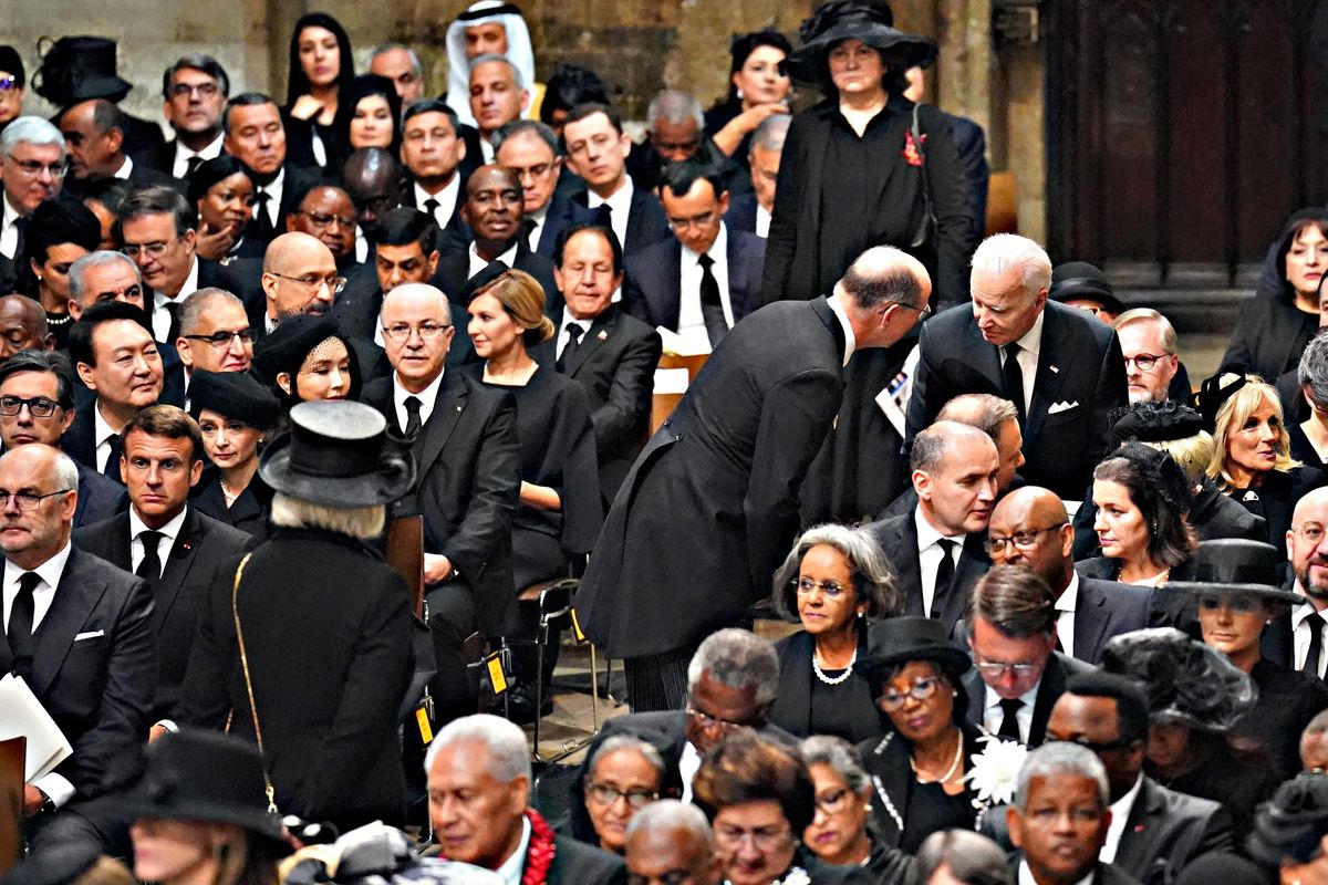 All’addio a Elisabetta spunta lady Zelensky. L’America finisce nelle ultime panche