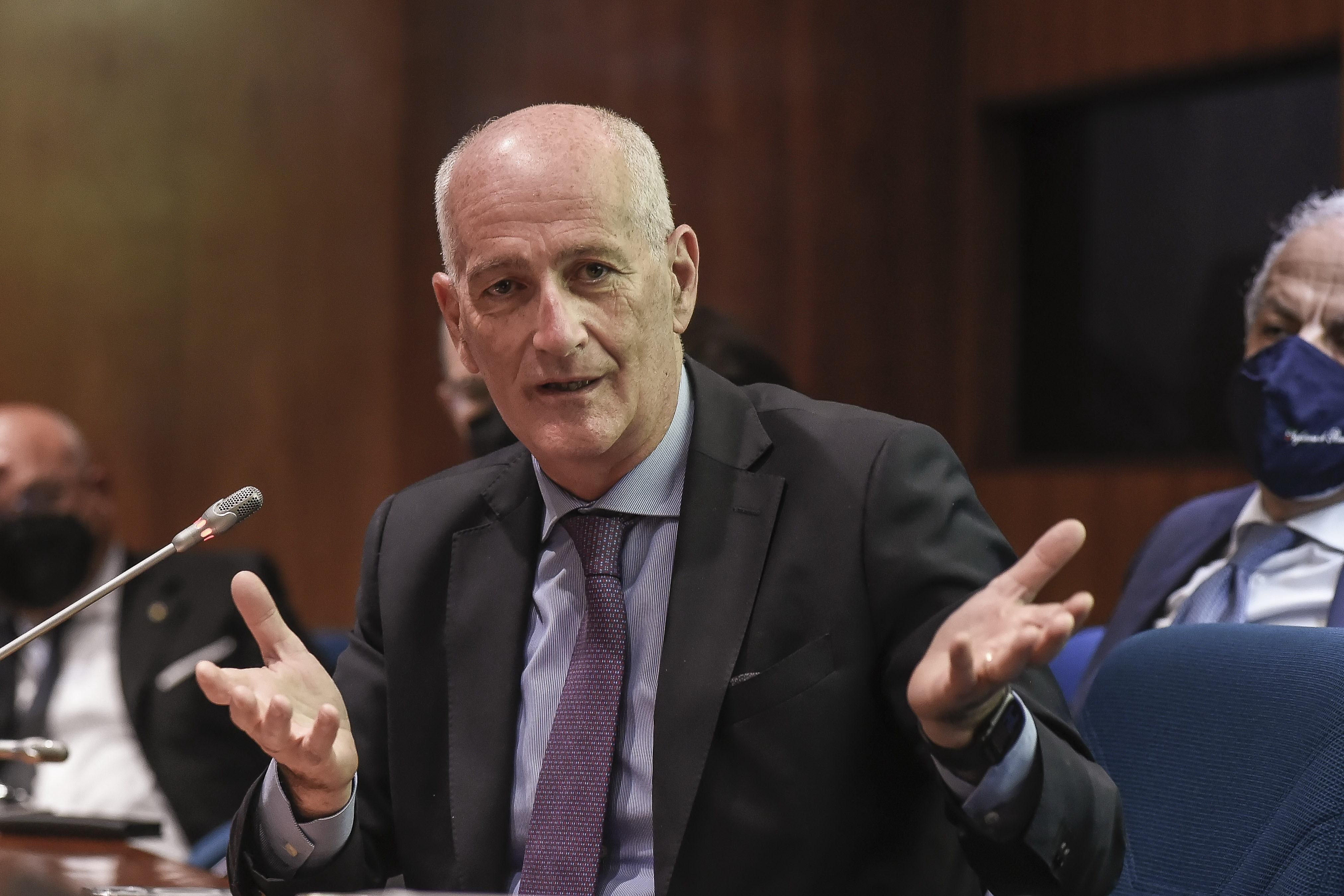 Svolta nei servizi: più forti all’estero e attacchi cyber