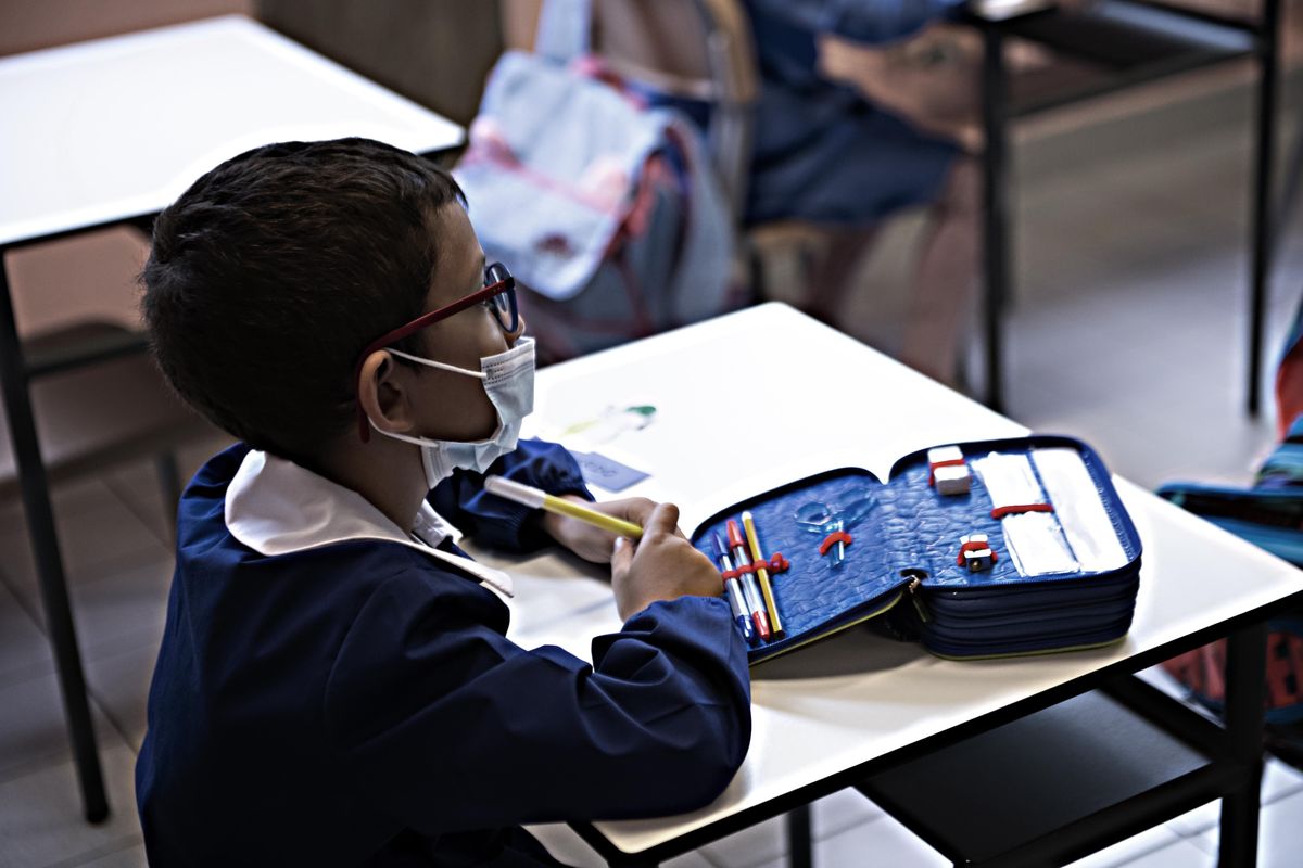 Paradosso scuola: a ottobre resterà l’ultimo «fortino» delle mascherine