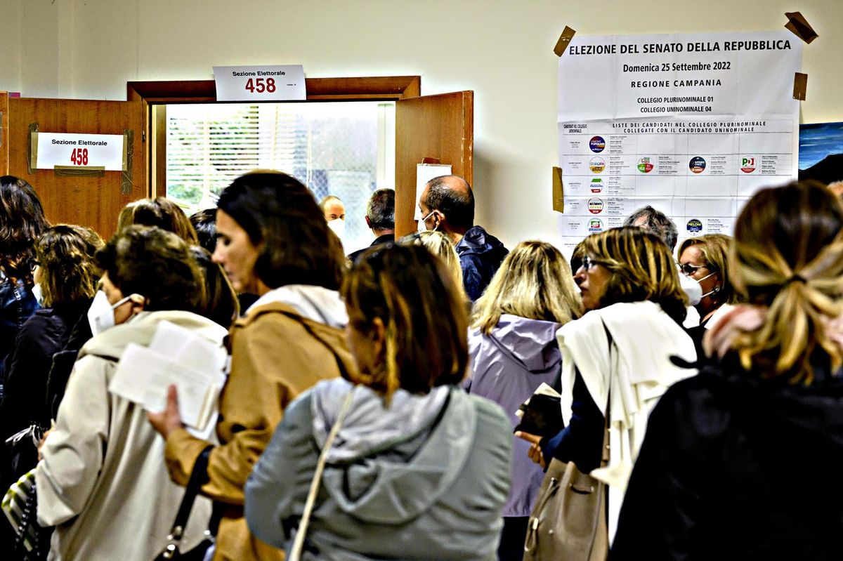 «Repubblica» inorridisce: sono tornati abbracci, cene e persino le elezioni