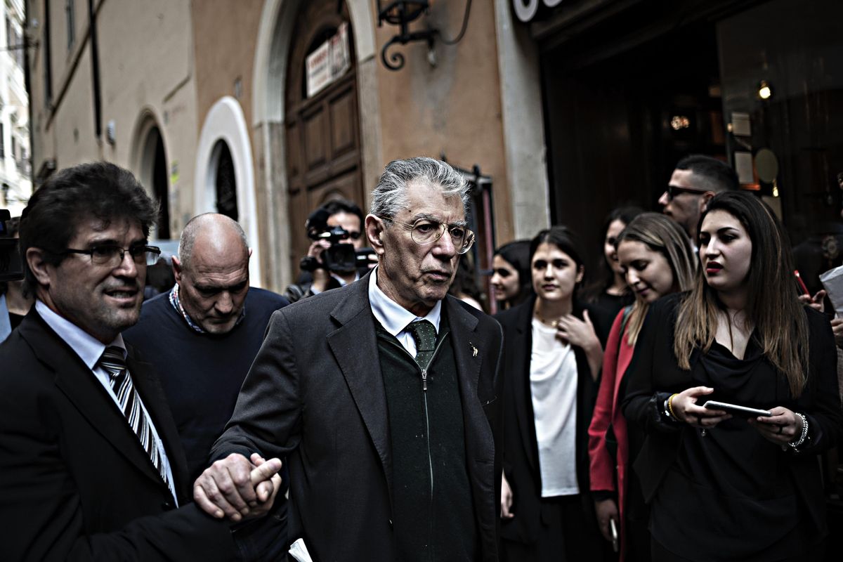 Bossi delude i gufi: lavorerà per il Nord ma non contro la Lega di Salvini