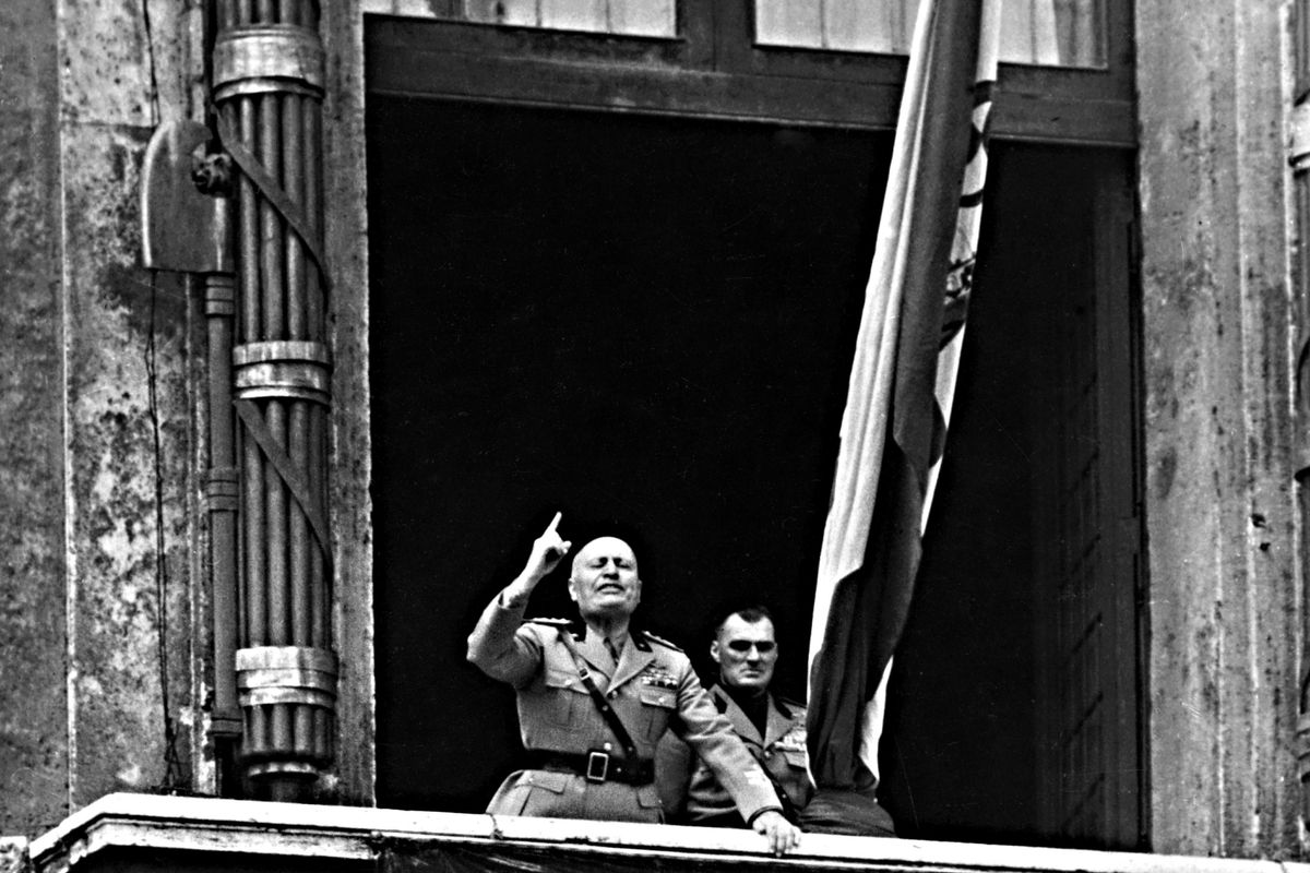 È il momento di storicizzare il Duce come la Francia fece con Napoleone