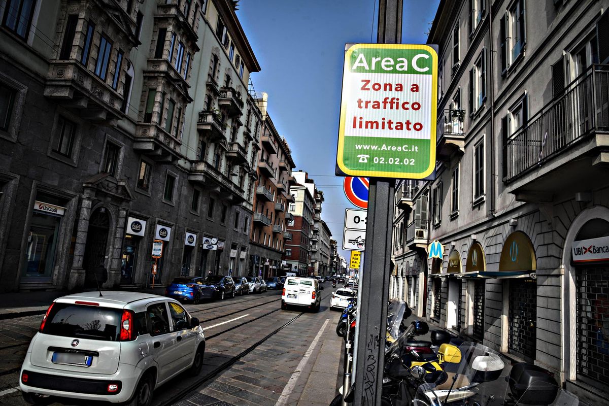 E per entrare nel centro della città la Panda ibrida paga, la Porsche no