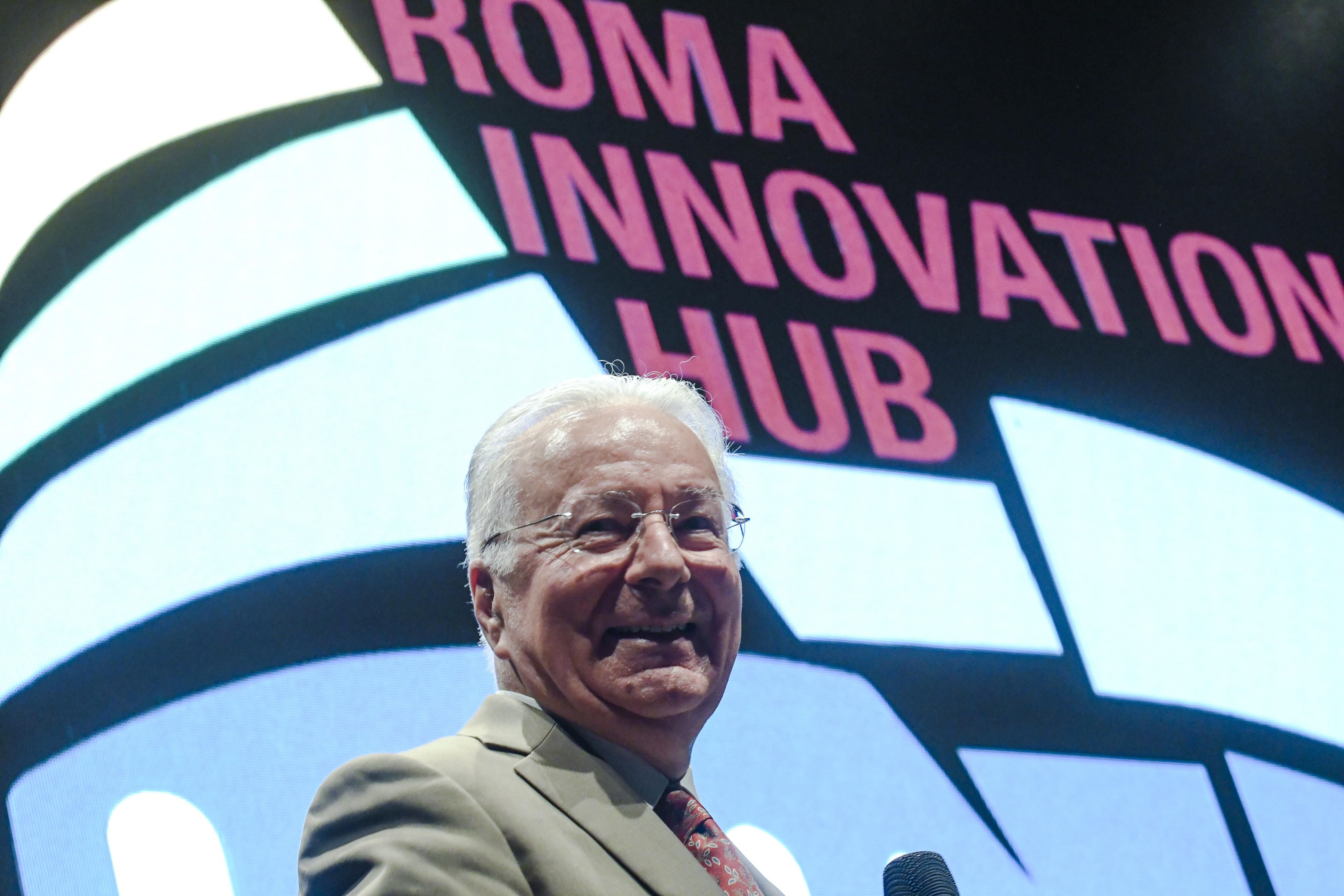 «Il materialismo scientifico ci inganna. Vuole farci credere che siamo macchine»