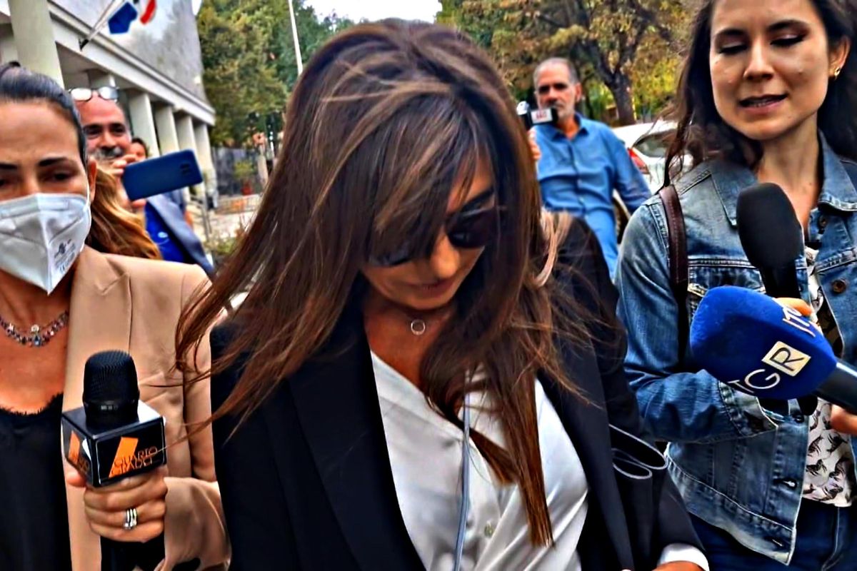 La mamma di Grillo jr tartassata in aula sulla battuta spinta