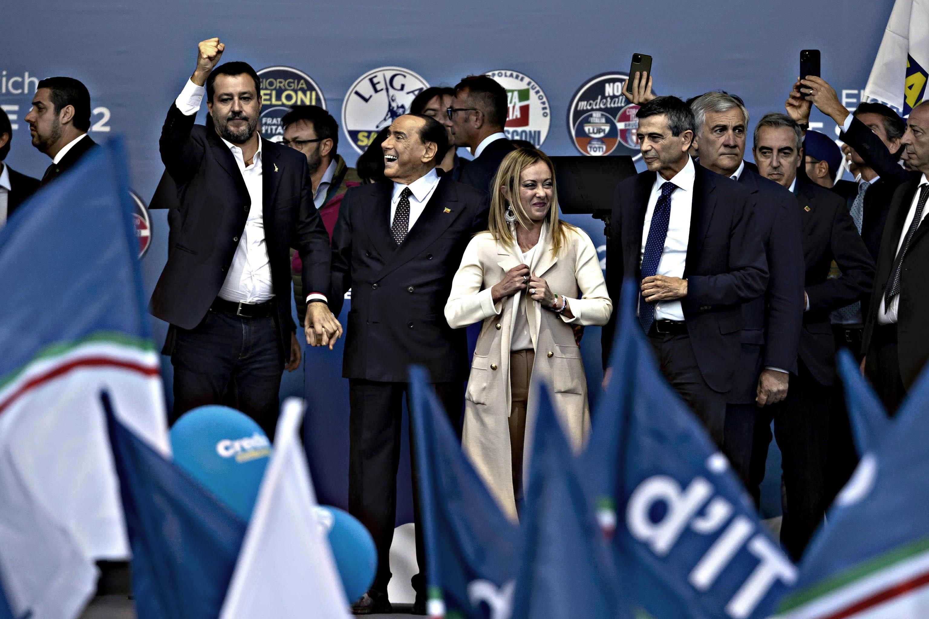 Piazza del Popolo piena. Meloni: «Cambieremo la Carta anche da soli»