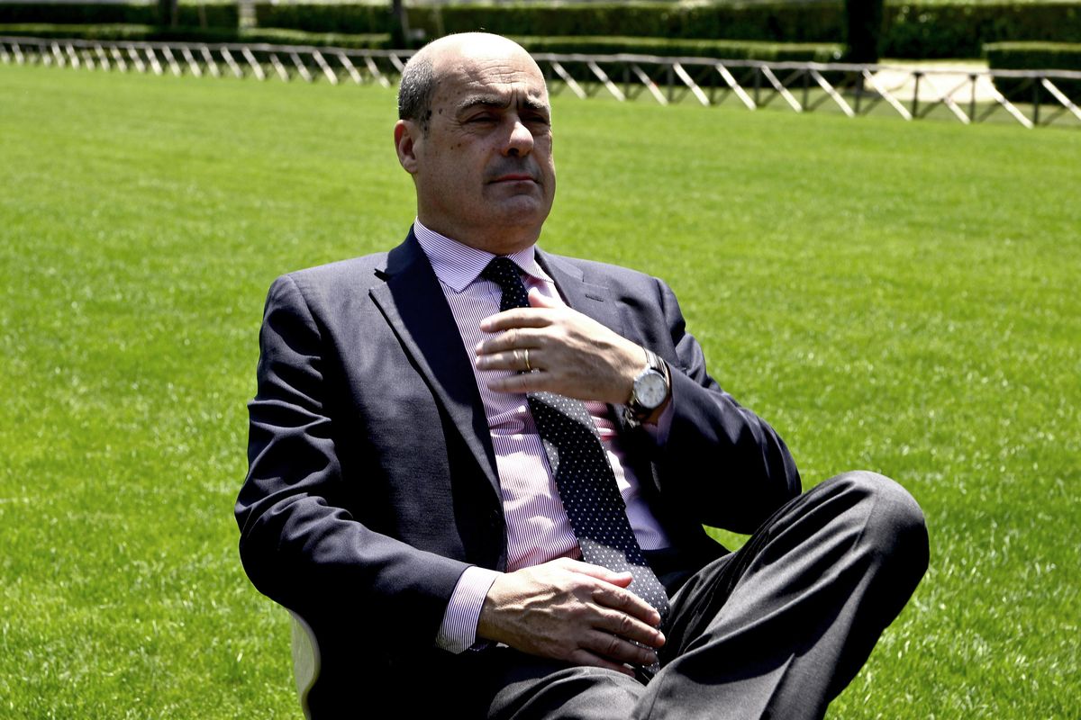 Le mascherine fantasma e la sorella. Zingaretti finisce in un mare di guai