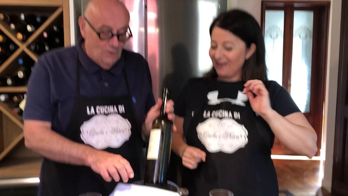 Le pillole di galateo di Petra e Carlo: come si versa il vino