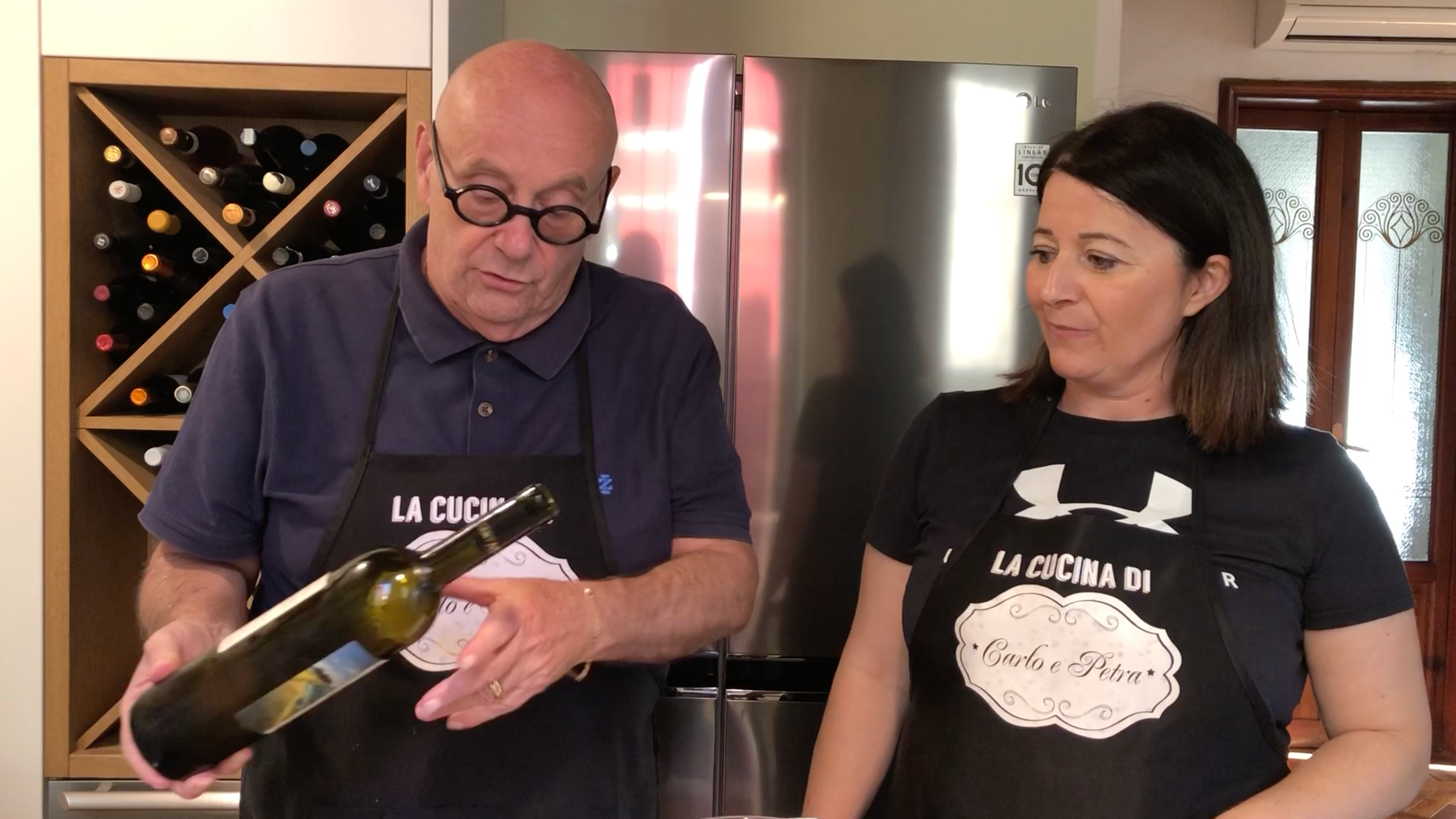 Le pillole di galateo di Petra e Carlo: come si versa il vino