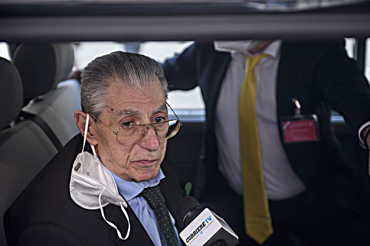 La débâcle leghista colpisce anche Bossi. Si tenta di salvarlo con il seggio a vita