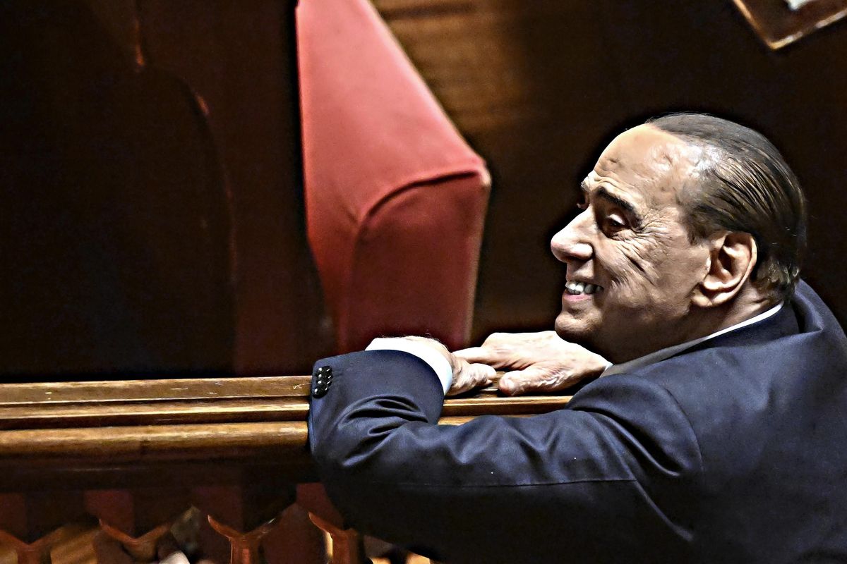 Berlusconi tiene in allerta i «falchi». E il biglietto diventa una miccia